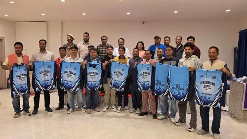 हल्द्वानी मीडिया क्रिकेट टीम की जर्सी हुई लॉन्च, नए रंग के साथ होगी नए सीजन की शुरुआत