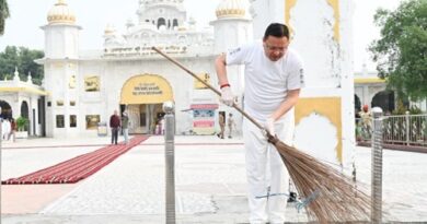 सेवा संकल्प अभियान’ के तहत नानकमत्ता पहुंचे मुख्यमंत्री धामी, स्वच्छता अभियान में किया श्रमदान