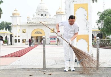 सेवा संकल्प अभियान’ के तहत नानकमत्ता पहुंचे मुख्यमंत्री धामी, स्वच्छता अभियान में किया श्रमदान