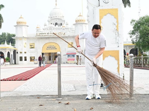 सेवा संकल्प अभियान’ के तहत नानकमत्ता पहुंचे मुख्यमंत्री धामी, स्वच्छता अभियान में किया श्रमदान