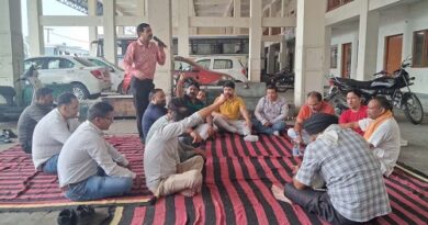 हल्द्वानी: रोडवेज कर्मचारियों ने वेतन समेत विभिन्न मांगों को लेकर काठगोदाम में दिया धरना
