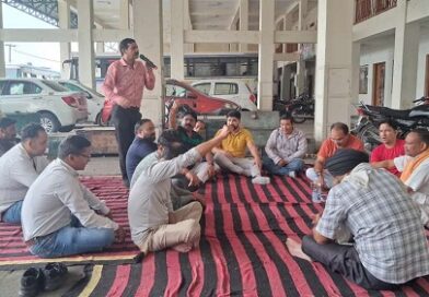 हल्द्वानी: रोडवेज कर्मचारियों ने वेतन समेत विभिन्न मांगों को लेकर काठगोदाम में दिया धरना