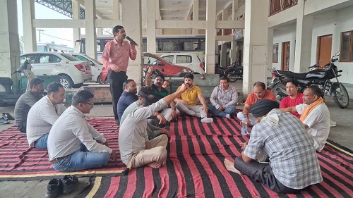हल्द्वानी: रोडवेज कर्मचारियों ने वेतन समेत विभिन्न मांगों को लेकर काठगोदाम में दिया धरना