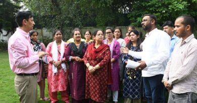 हल्द्वानी : चौफुला के सड़क मार्गों को 20 फीट चौड़ा करने की मांग, क्षेत्रवासियों ने कुमाऊं कमिश्नर दीपक रावत को सौंपा ज्ञापन, कमिश्नर ने दिए स्थलीय जांच के निर्देश