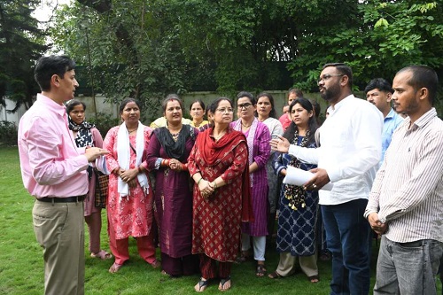 हल्द्वानी : चौफुला के सड़क मार्गों को 20 फीट चौड़ा करने की मांग, क्षेत्रवासियों ने कुमाऊं कमिश्नर दीपक रावत को सौंपा ज्ञापन, कमिश्नर ने दिए स्थलीय जांच के निर्देश