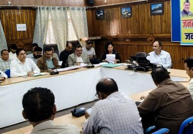 सीएम हेल्पलाइन की डीएम ने की समीक्षा, 92 लंबित शिकायतों के त्वरित निस्तारण के निर्देश