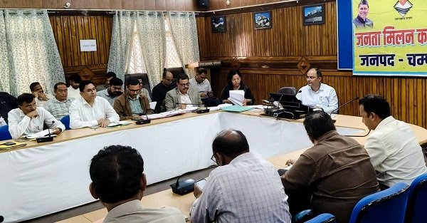 सीएम हेल्पलाइन की डीएम ने की समीक्षा, 92 लंबित शिकायतों के त्वरित निस्तारण के निर्देश